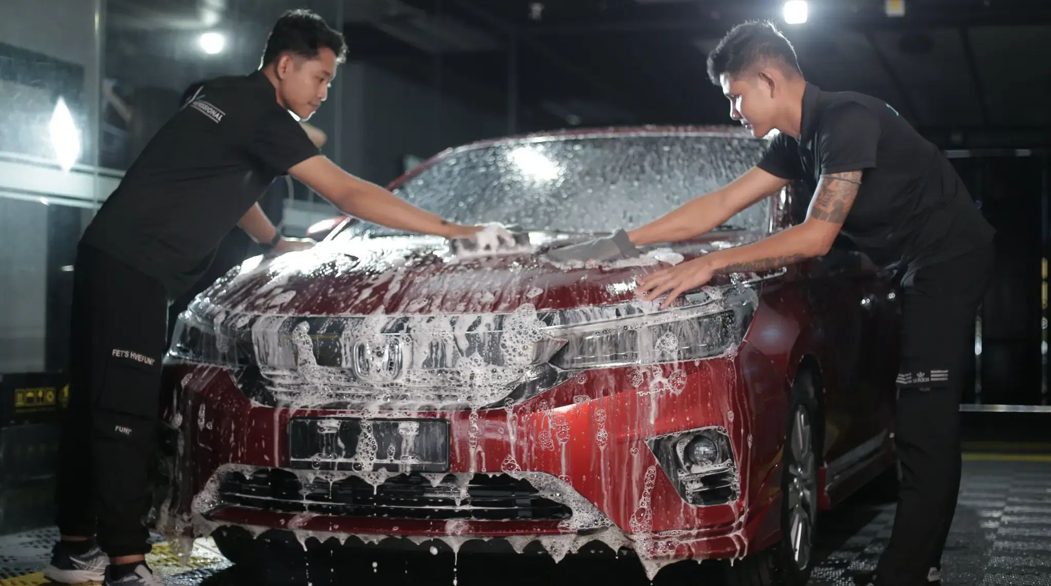 Juruteknik membersihkan kereta sebelum pemasangan tinted