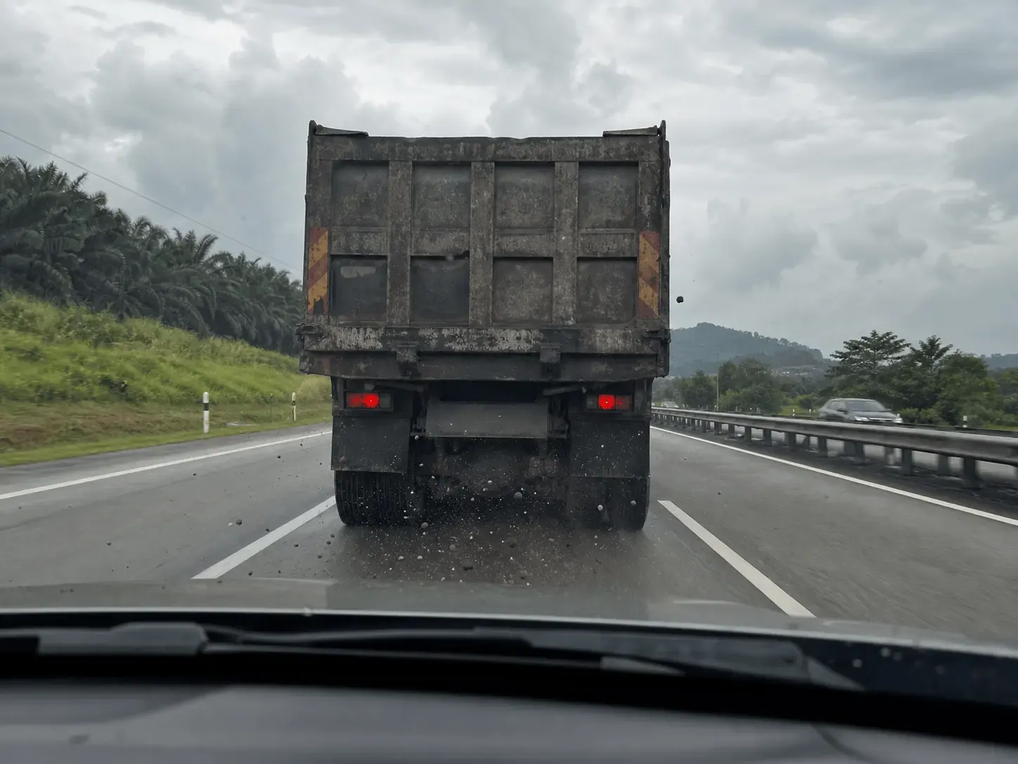 Batu dilontarkan lori ke arah cermin kereta di lebuh raya Malaysia