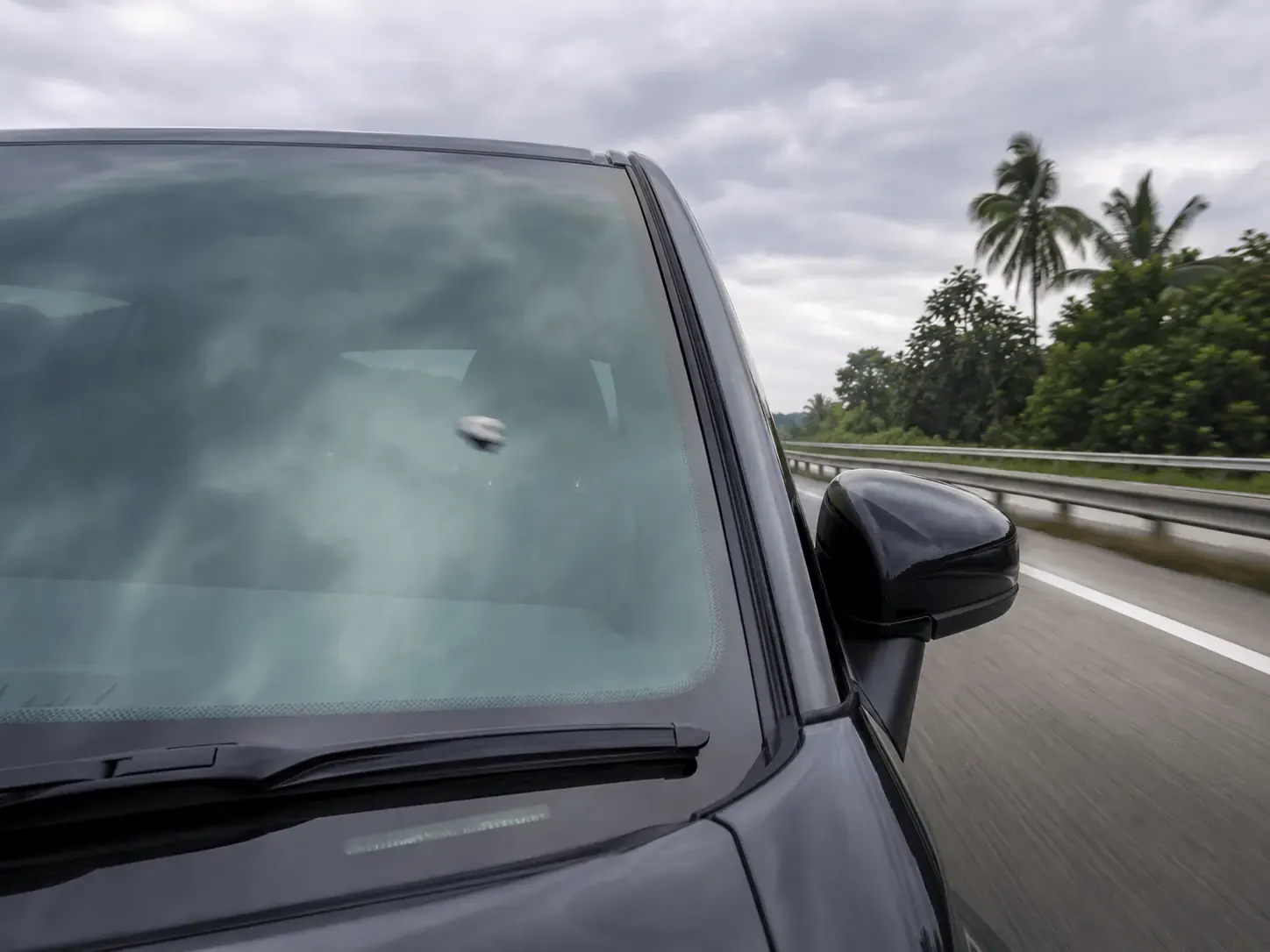 Batu melantun dari cermin kereta yang dilindungi pada kelajuan lebuh raya