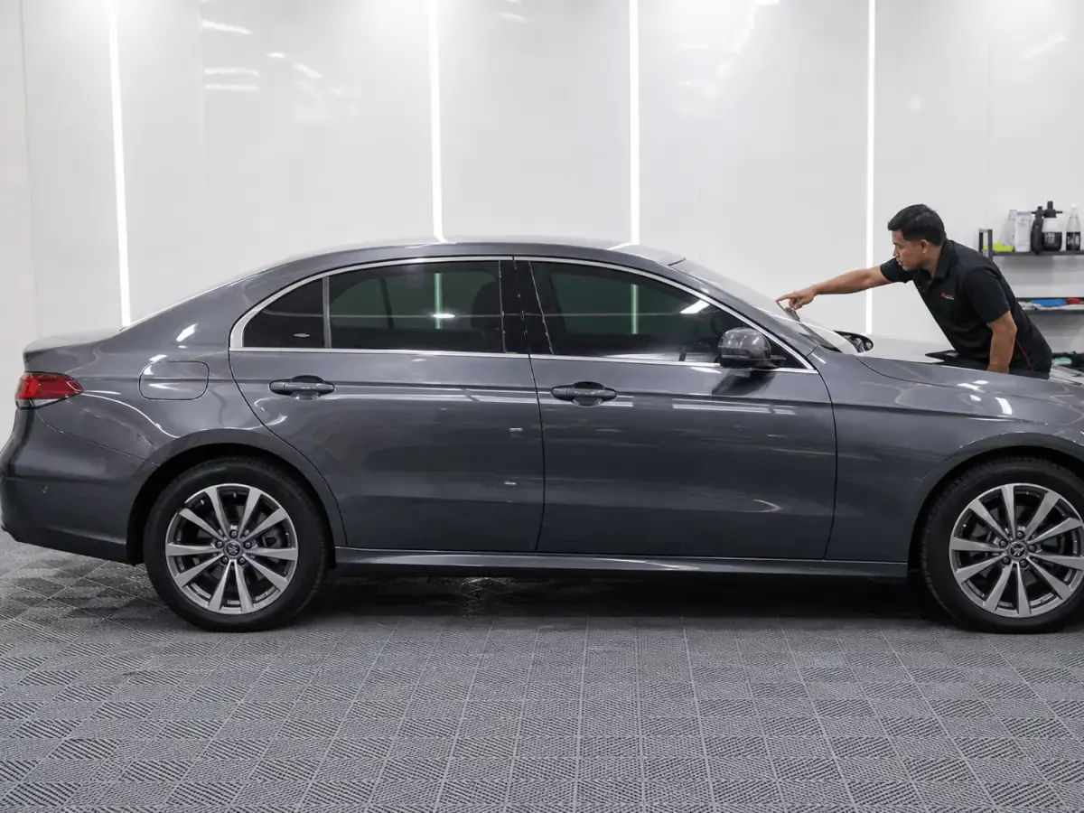 Tinted kereta di dalam berbanding filem pelindung di luar cermin hadapan